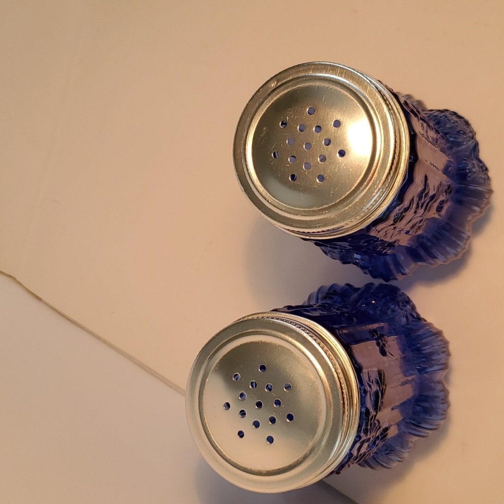 Vtg Cobalt Blue Glass Spice Shakers 5" Floral Design Aluminum Screw Top Set of 2 - Picture 2 of 9